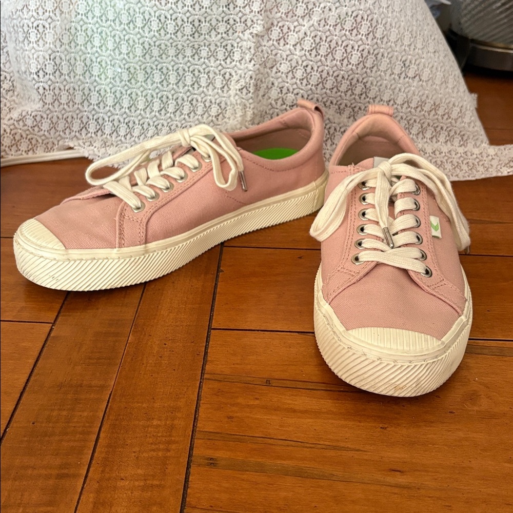 Cariuma OCA Low Pink Rose canvas vegan sneakers women’s size 9.5 EUC